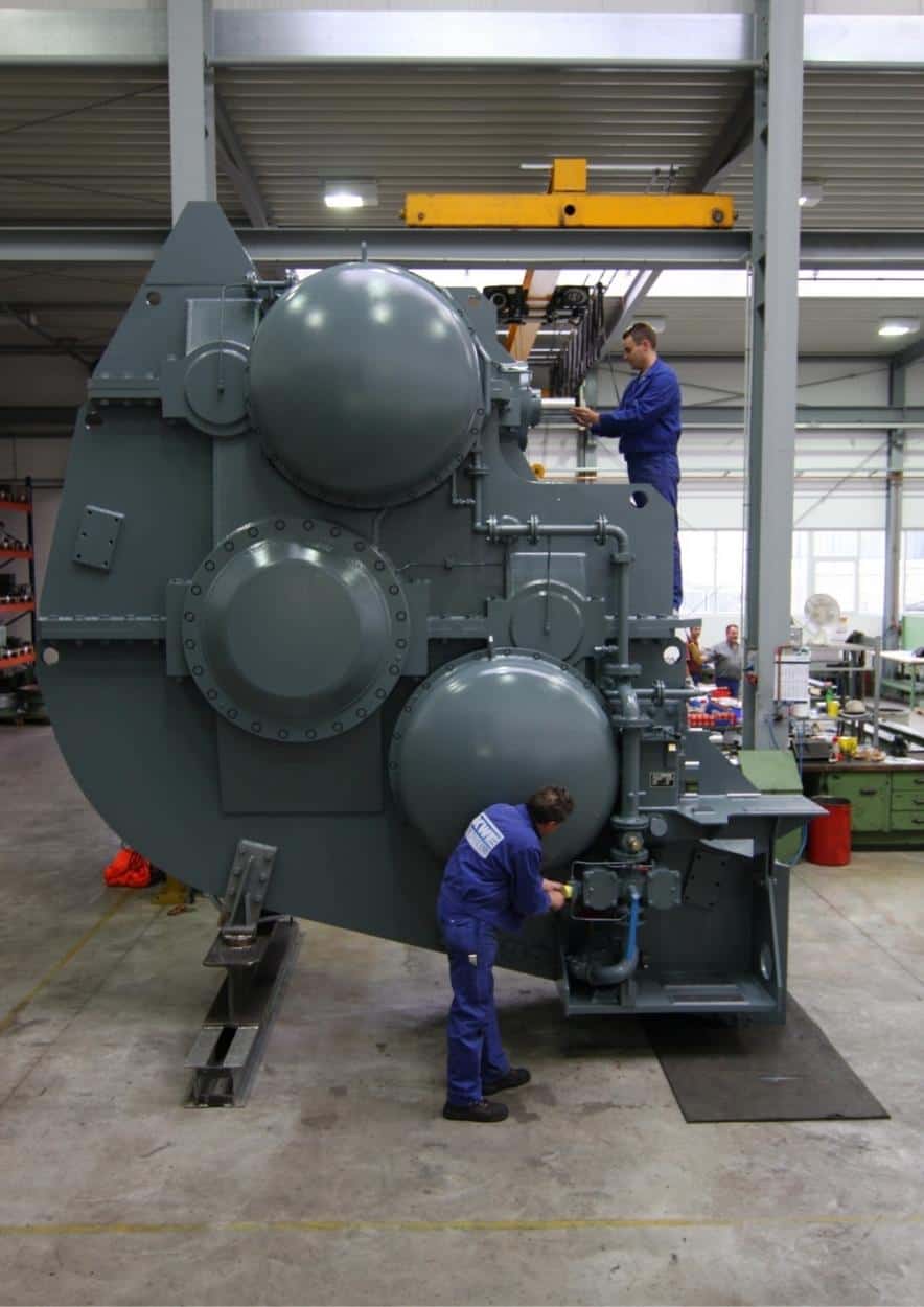 Großes Industriegetriebe mit Monteuren in der Werkshalle, KWE Klein & Wilhelm Engineering GmbH.